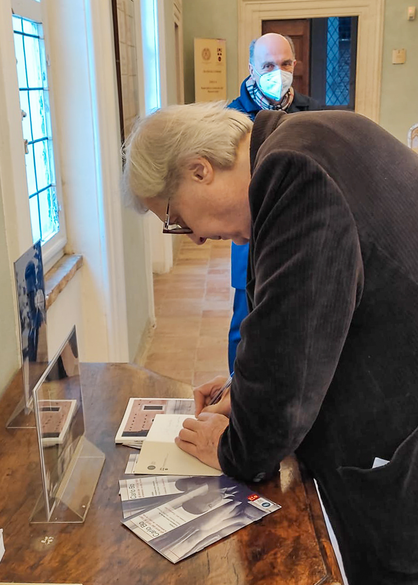 Vittorio Sgarbi visita la mostra dedicata a Carlo Bo: "Carlo Bo. Gli anni dal 1911 al 1951. La letteratura, le città, la vita"